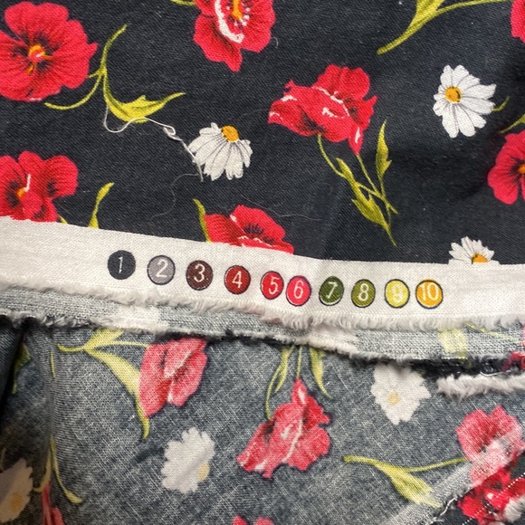 COPY - Red Pansies & White Daisies w/black background 💯% Cotton! ❤️🤍🖤 by the ya… - Picture 5 of 5